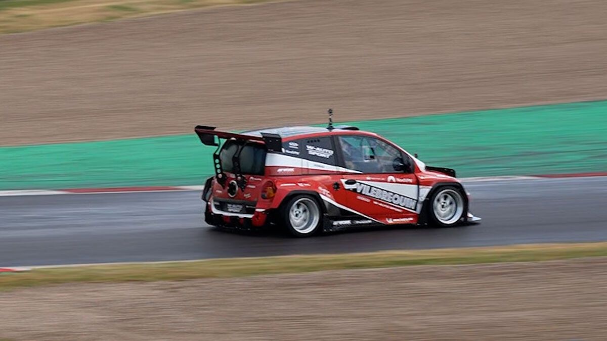 VIDÉO. " Elle fume tout le monde " : le Multipla 1300 CV de Vilebrequin attire 55 000 fans à Magny-Cours