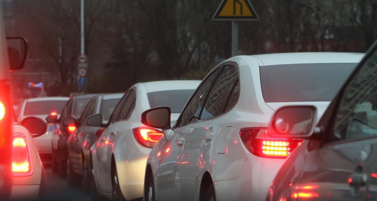 Gigantesque embouteillage sur l’autoroute à cause d’un camion, les gens font même demi-tour