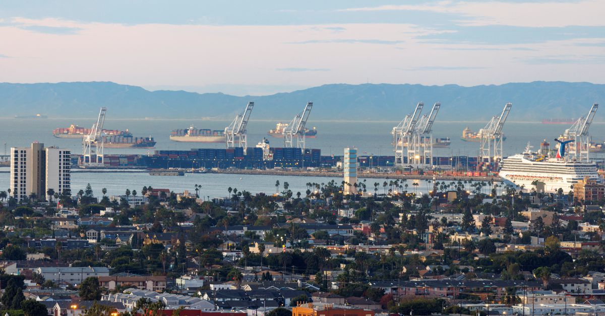 Retailers, manufacturers urge White House to mediate in West Coast ports labor dispute