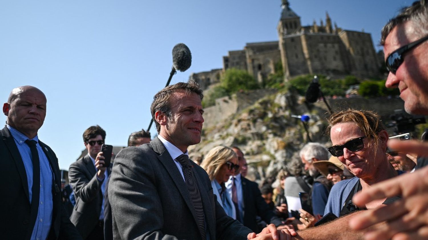 Déplacement d'Emmanuel Macron au Mont-Saint-Michel : le président appelle les Français au "dépassement" face aux défis à venir