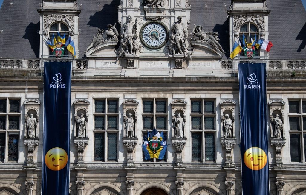 Le clin d’œil de la mairie de Paris en soutien sur la façade de l'hôtel de Ville