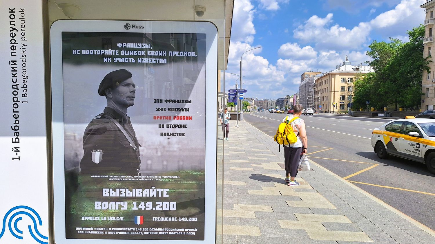 Des affiches comparant les soldats français aux collaborateurs des nazis autour de l'ambassade de France à Moscou