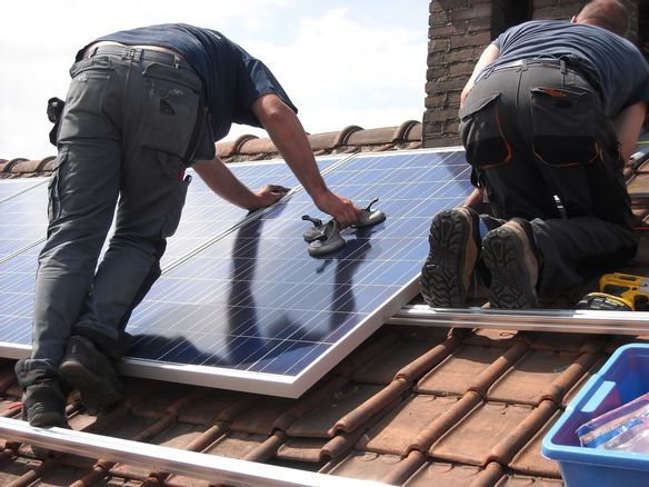 Escroquerie autour de panneaux solaires : deux frères mis en examen dans l'Allier, des centaines de plaignants