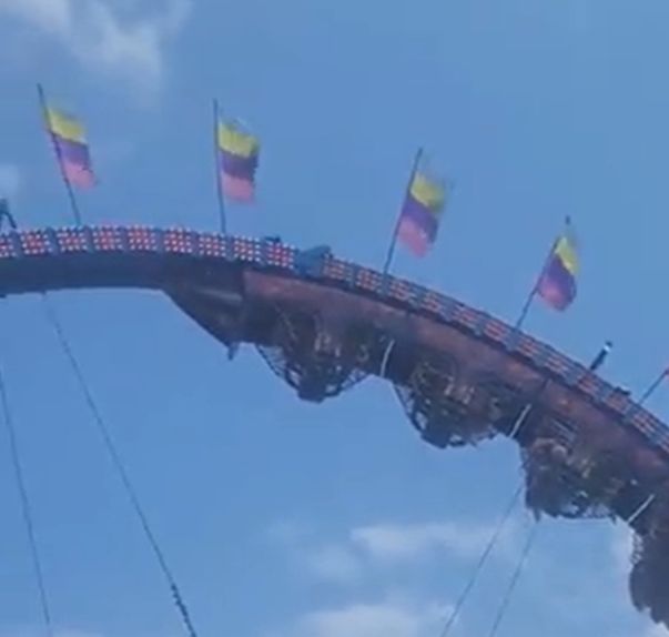 Enorme frayeur dans un parc d'attractions: le grand huit tombe en panne, les passagers la tête en bas plusieurs heures