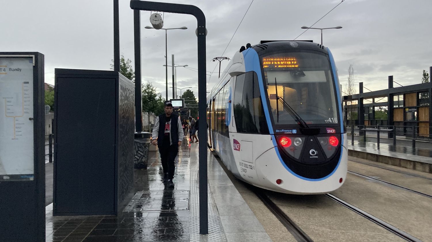 "C'est la galère pour tout le monde" : en Seine-Saint-Denis, des usagers usés face au service écourté des bus et tramways à cause des émeutes