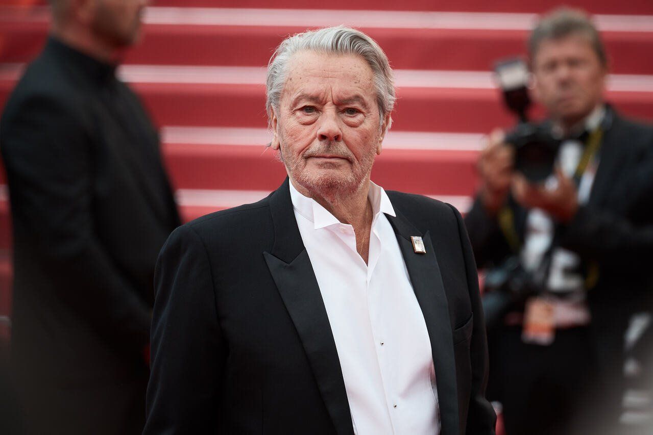 Alain Delon abusé ? L’acteur et ses trois enfants portent plainte contre sa dame de compagnie