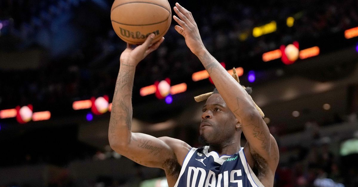 Spurs acquire Reggie Bullock from Mavericks