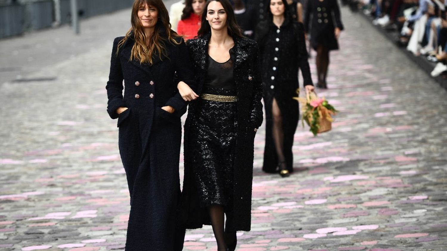 Haute couture : Chanel investit les quais de Seine, Armani brille en salon