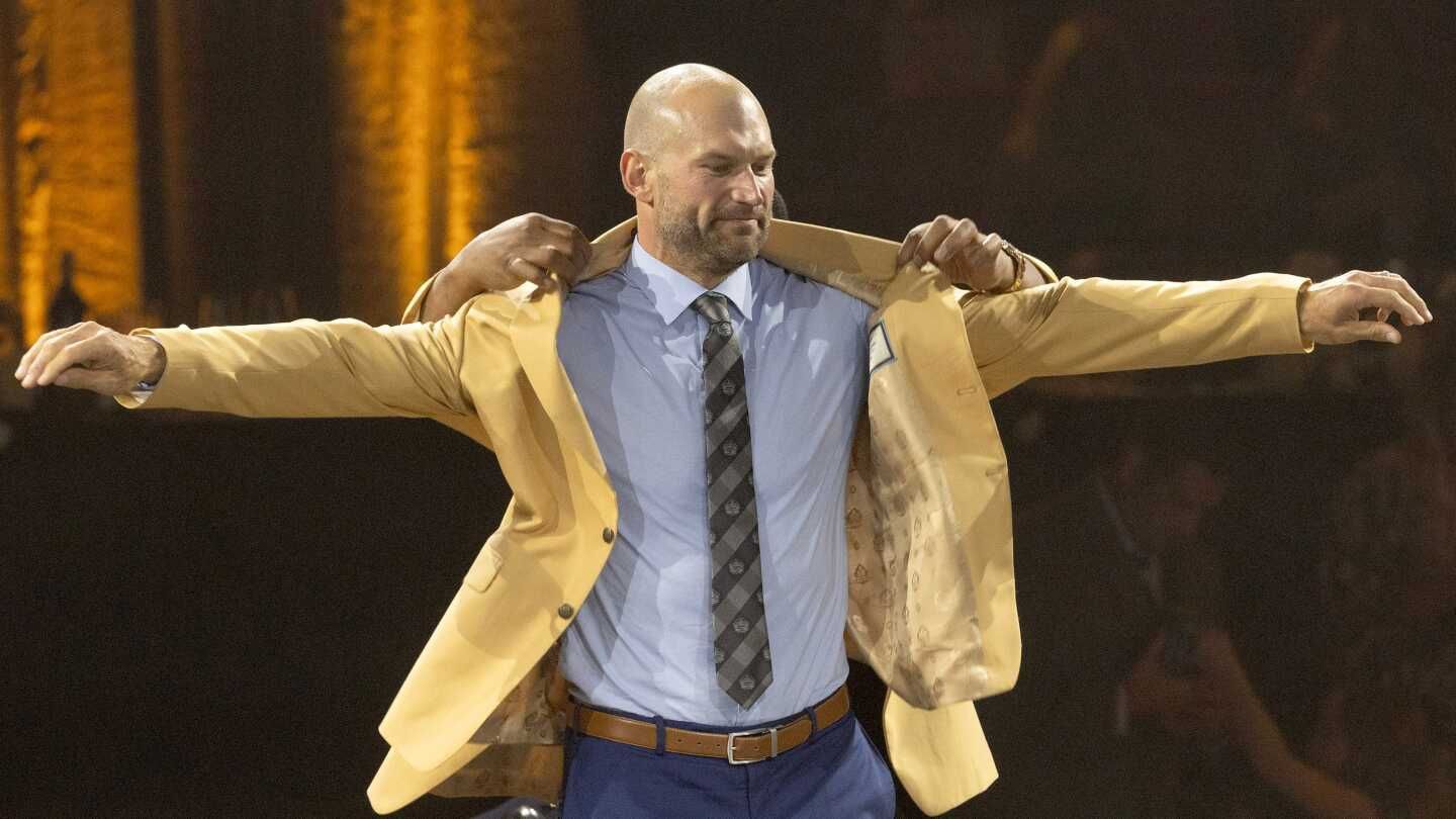 Joe Thomas lauds his "count-on-me" motto during his Hall of Fame induction speech