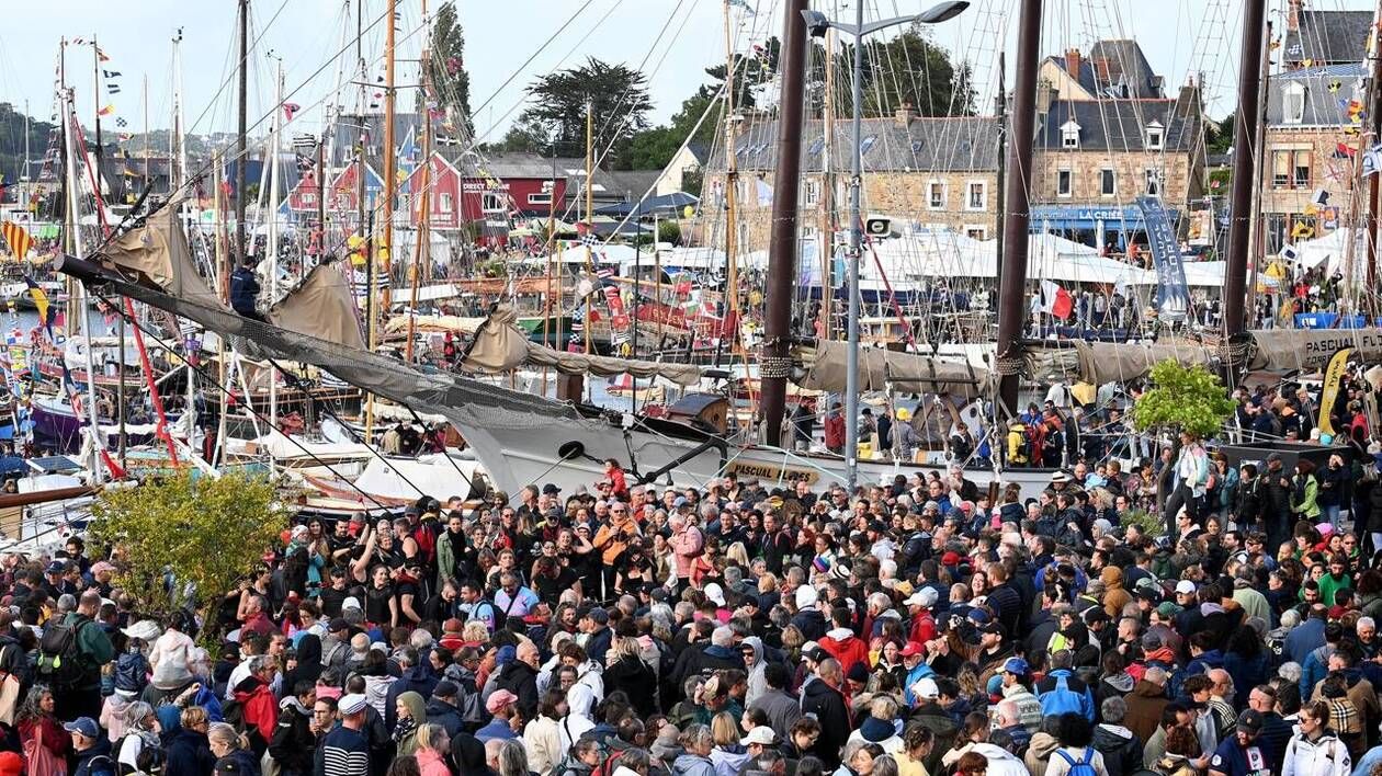 DIRECT. Au festival du Chant de marin, le port de Paimpol est noir de monde en ce début de soirée