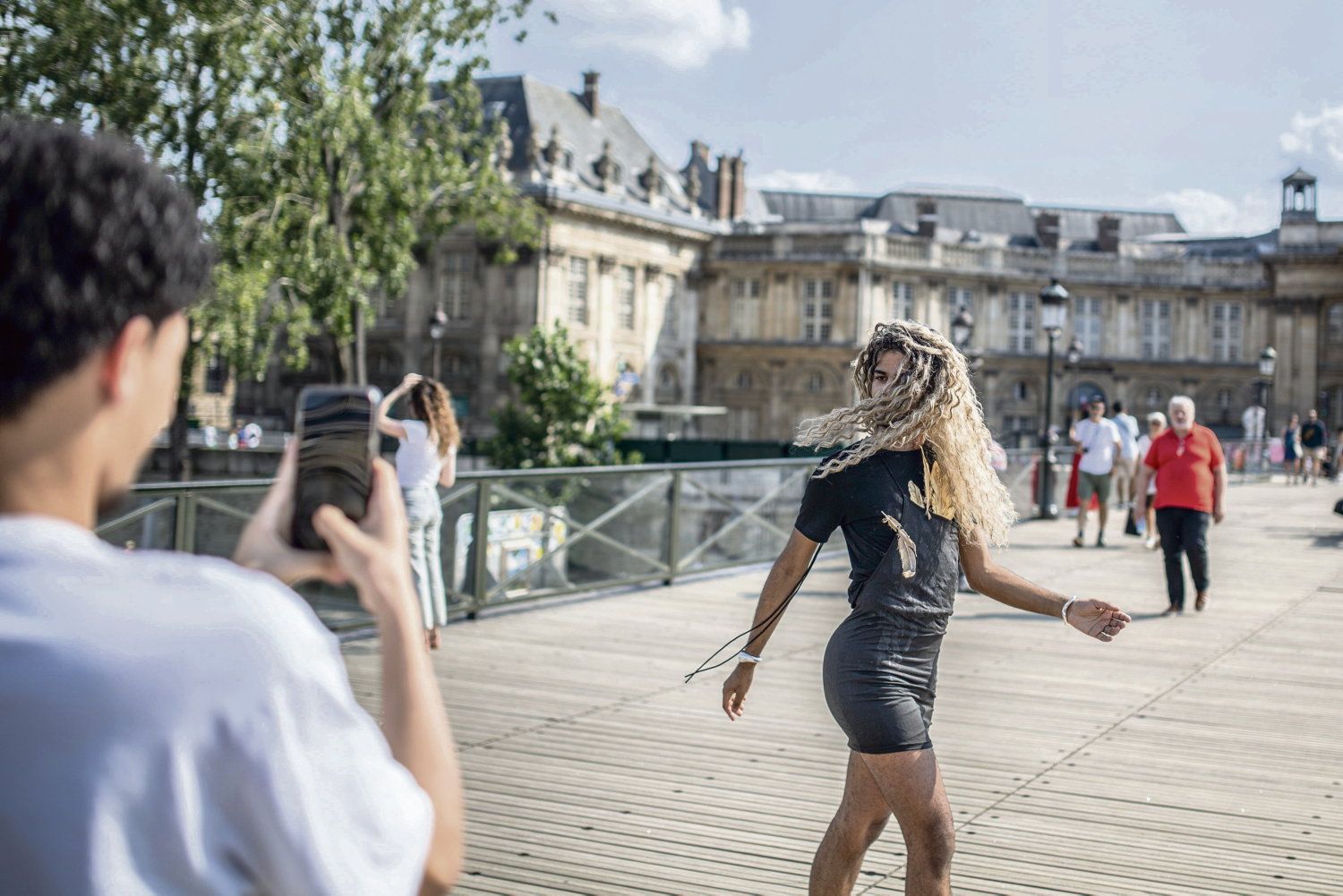 Paris 2024 : après la prestation d’Aya Nakamura lors de la cérémonie d’ouverture, le pont des Arts pris d’assaut