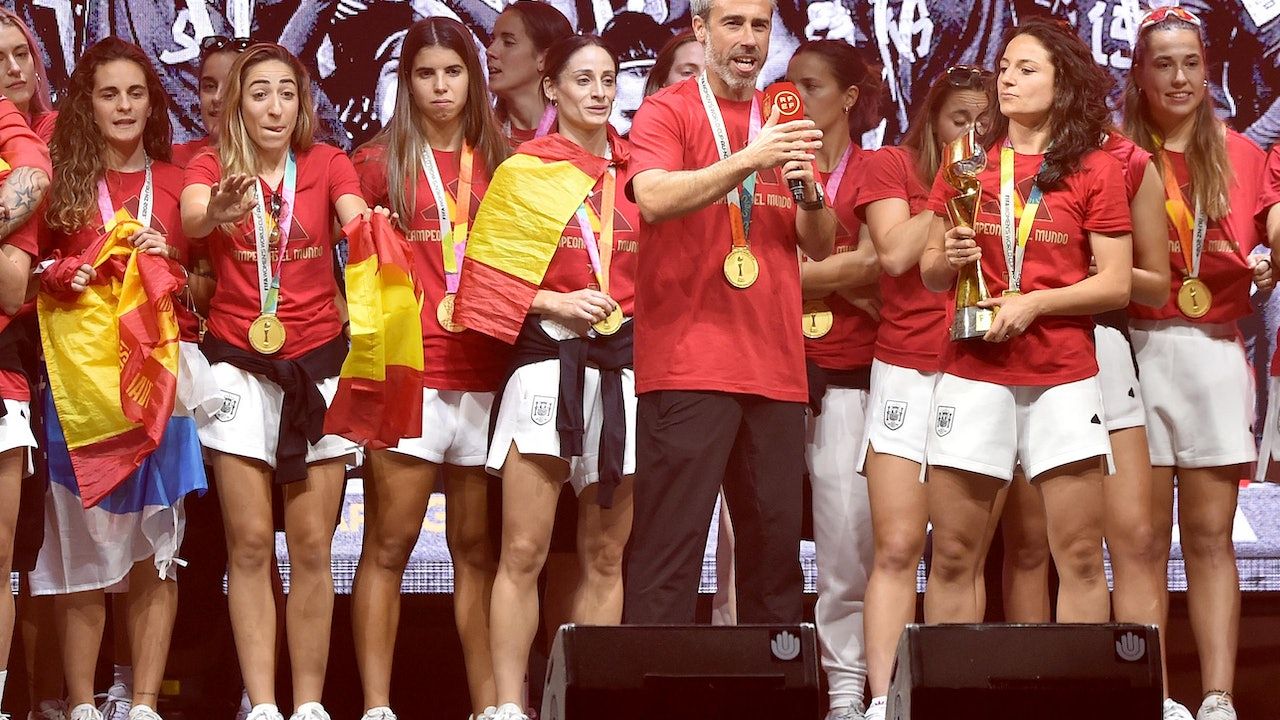 西班牙贏得女子世界盃後16日主帥維達被炒 早陷爭議與他關係密切