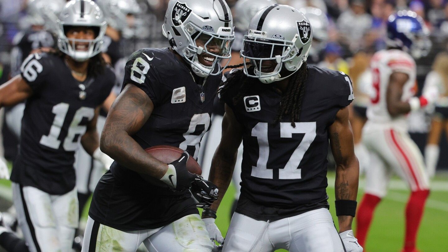 Raiders rolling over Giants, up 24-0 at halftime