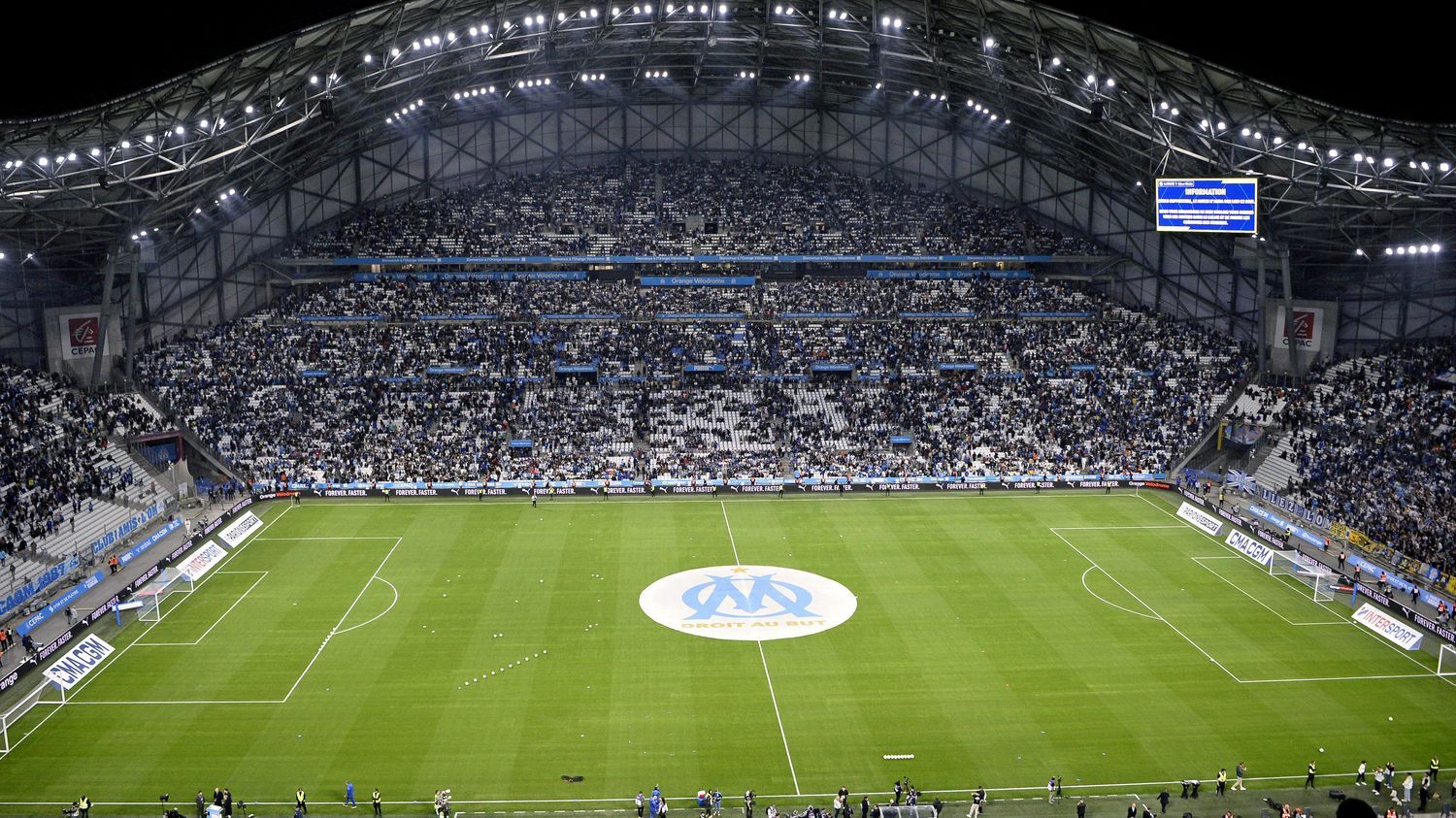 Incidents OM-OL : trois supporters lyonnais en garde à vue pour des cris de singes et des saluts nazis lancés dans les tribunes du stade Vélodrome