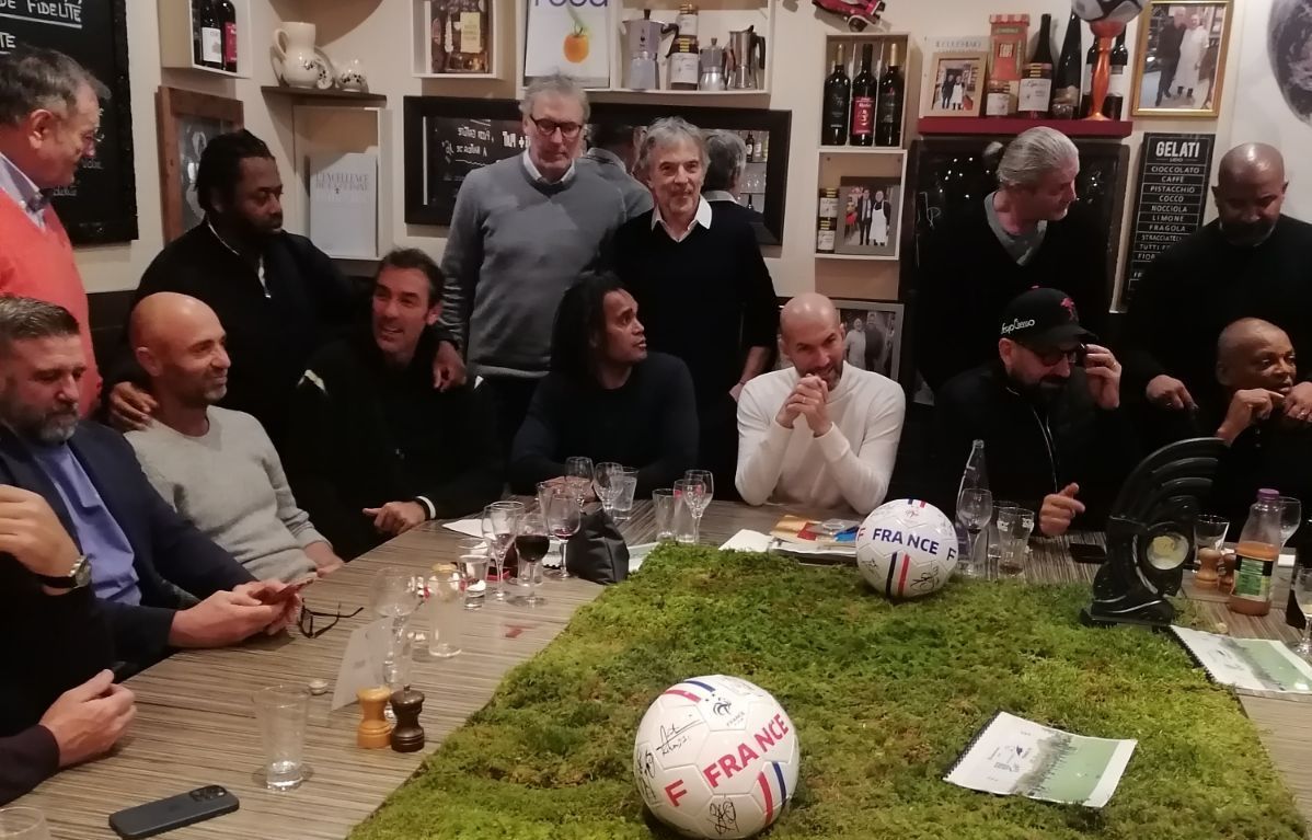 et fans étonnés… C'était quoi, cette soirée de Zidane et des champions du monde 1998?