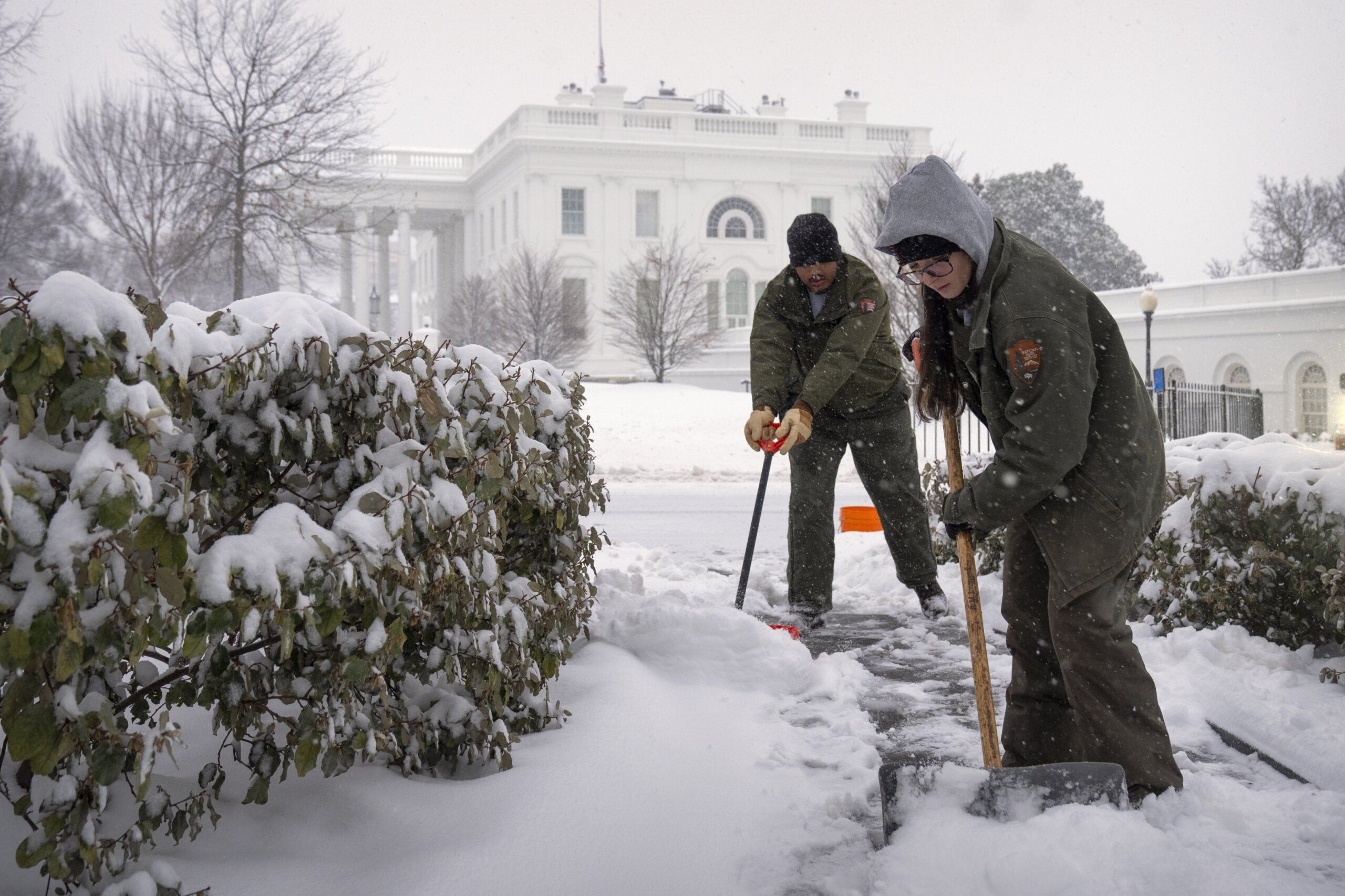 2nd round of snowstorm dumps more flakes on DC area, shuts down Reagan National runways