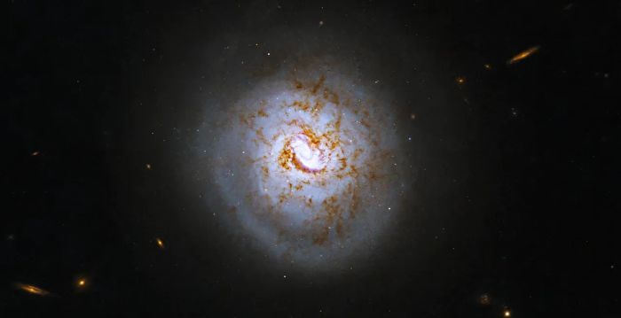 哈勃望遠鏡拍到一個像棒球的螺旋星系