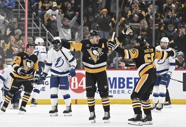 Penguins hold on to beat Lightning, continue implausible late-season run