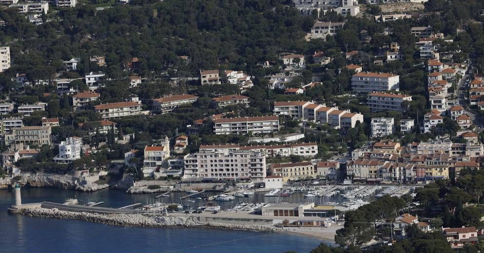 "Airbnb, c'est la mort au village" : le combat de la ville de Cassis pour réguler les locations touristiques