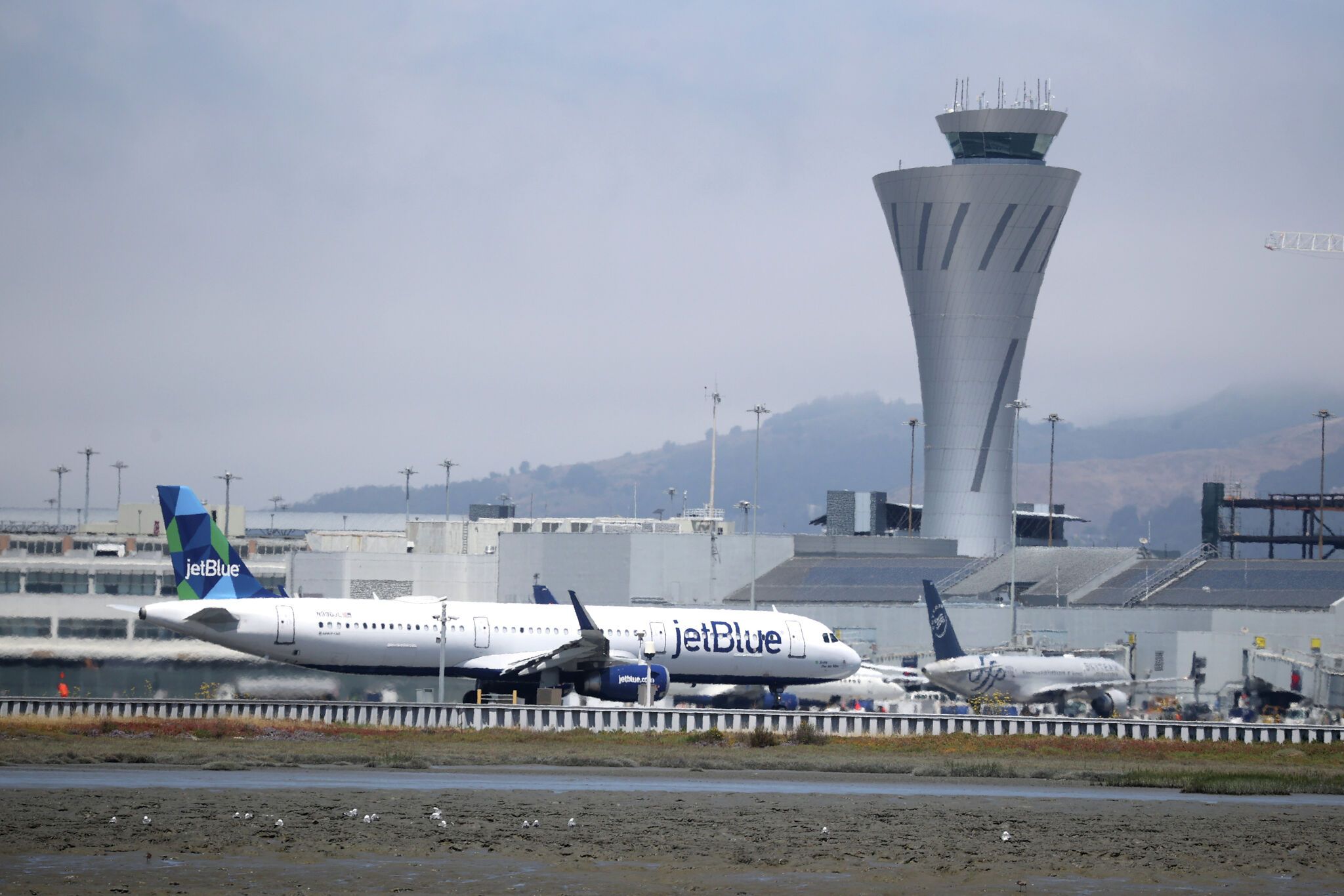 JetBlue flyer to LAX allegedly makes bomb threat, forces evacuation