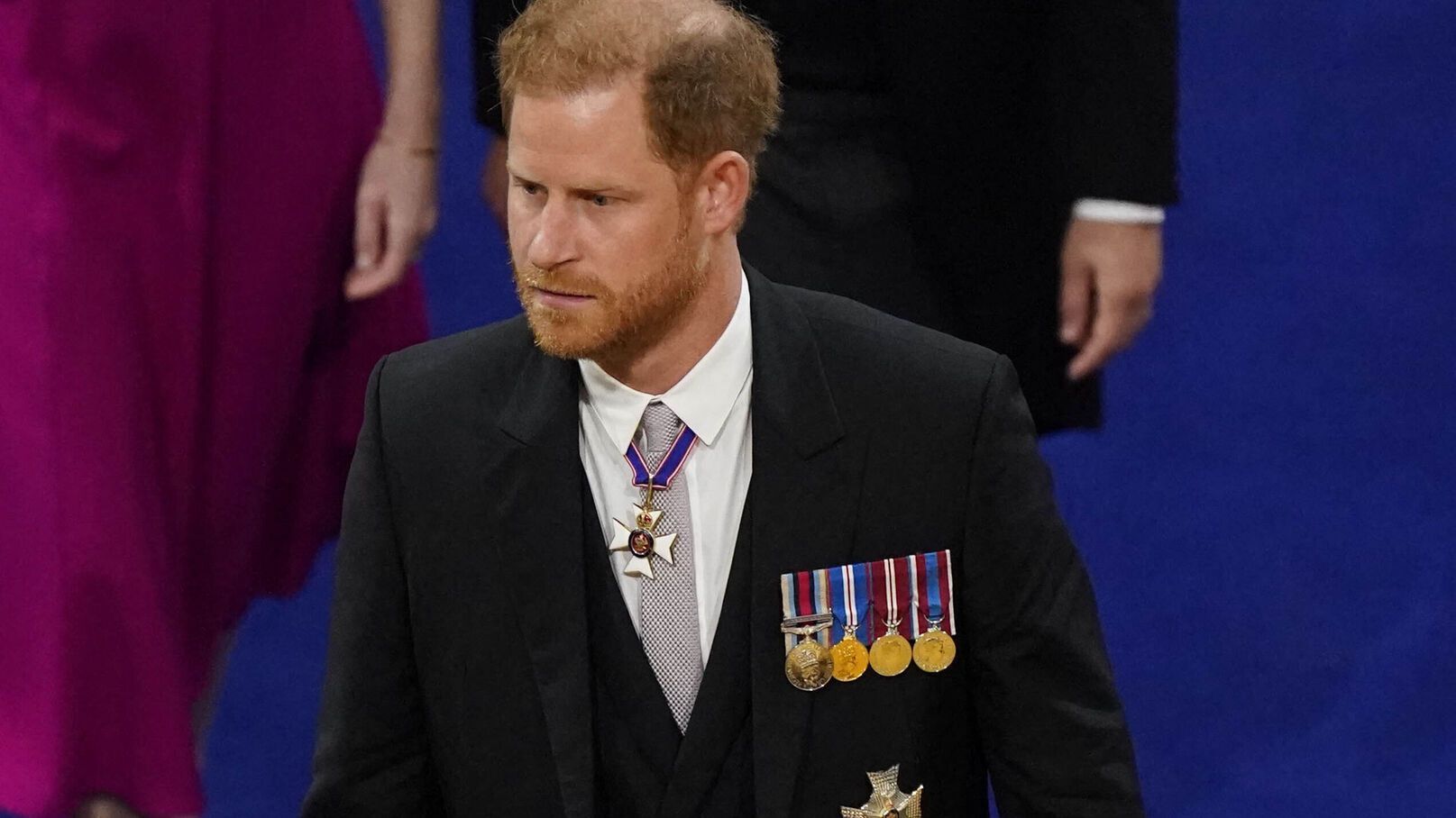 Couronnement de Charles III : le prince Harry souriant aux côtés de ses cousines pour son arrivée