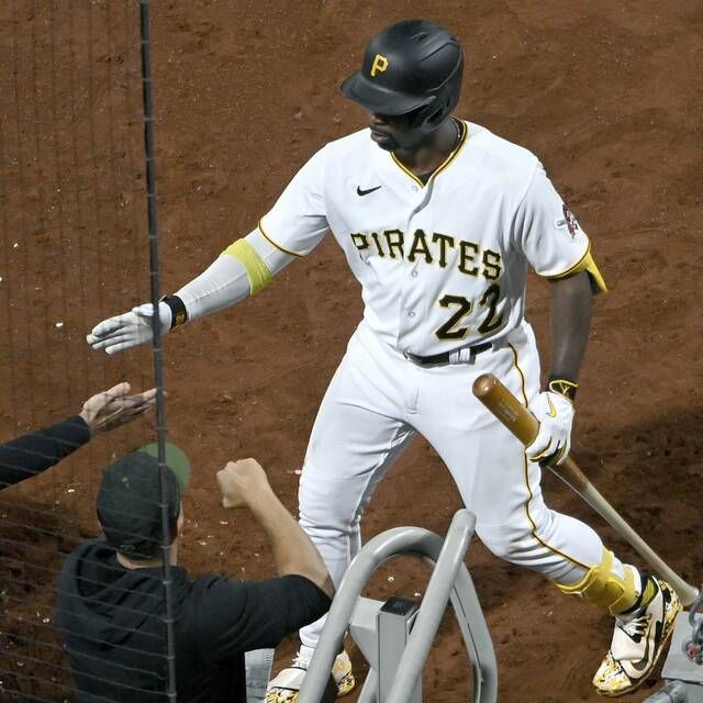 Andrew McCutchen's sacrifice fly in 8th inning lifts Pirates to win over A's