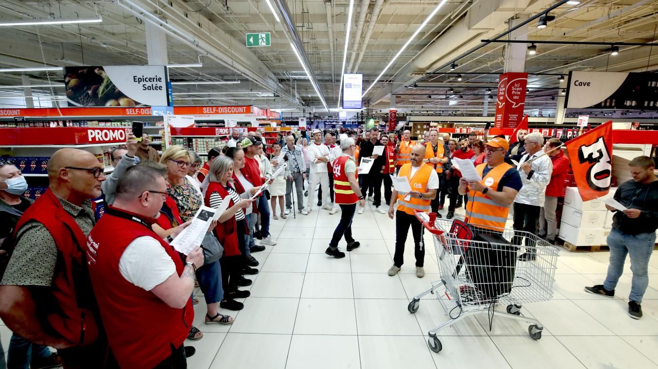 Auchan Louvroil : ils chantent un tube de Michel Sardou pour soutenir le salarié mis à pied