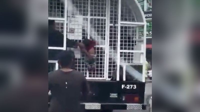 Dominican Republic: Child hanging from migration enforcement truck sparks outrage