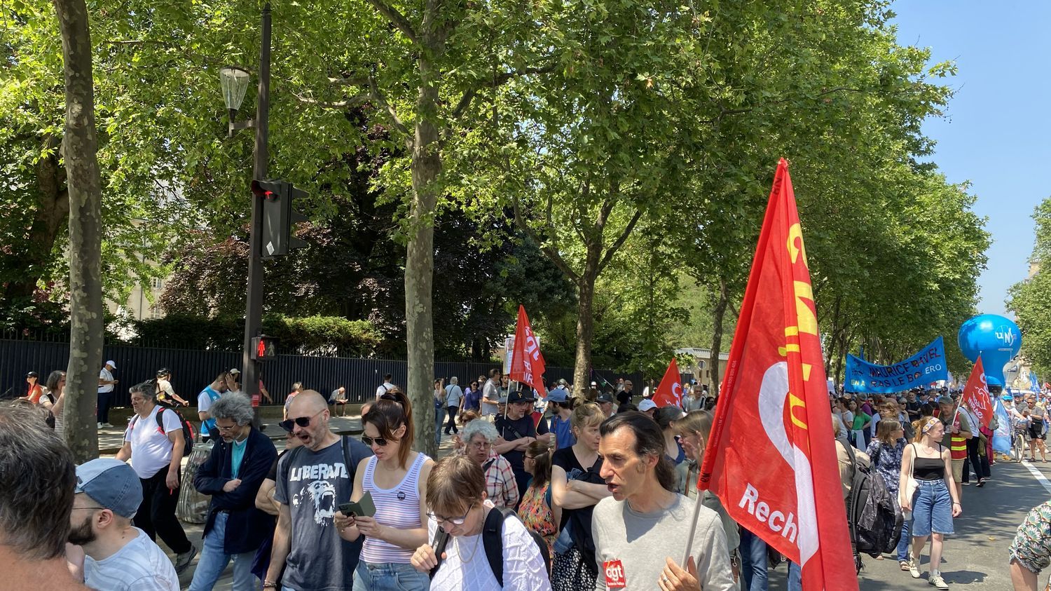 "On ne va pas se laisser faire" : dans le cortège contre la réforme des retraites à Paris, des manifestants entre colère et espoir d'une suite à la mobilisation