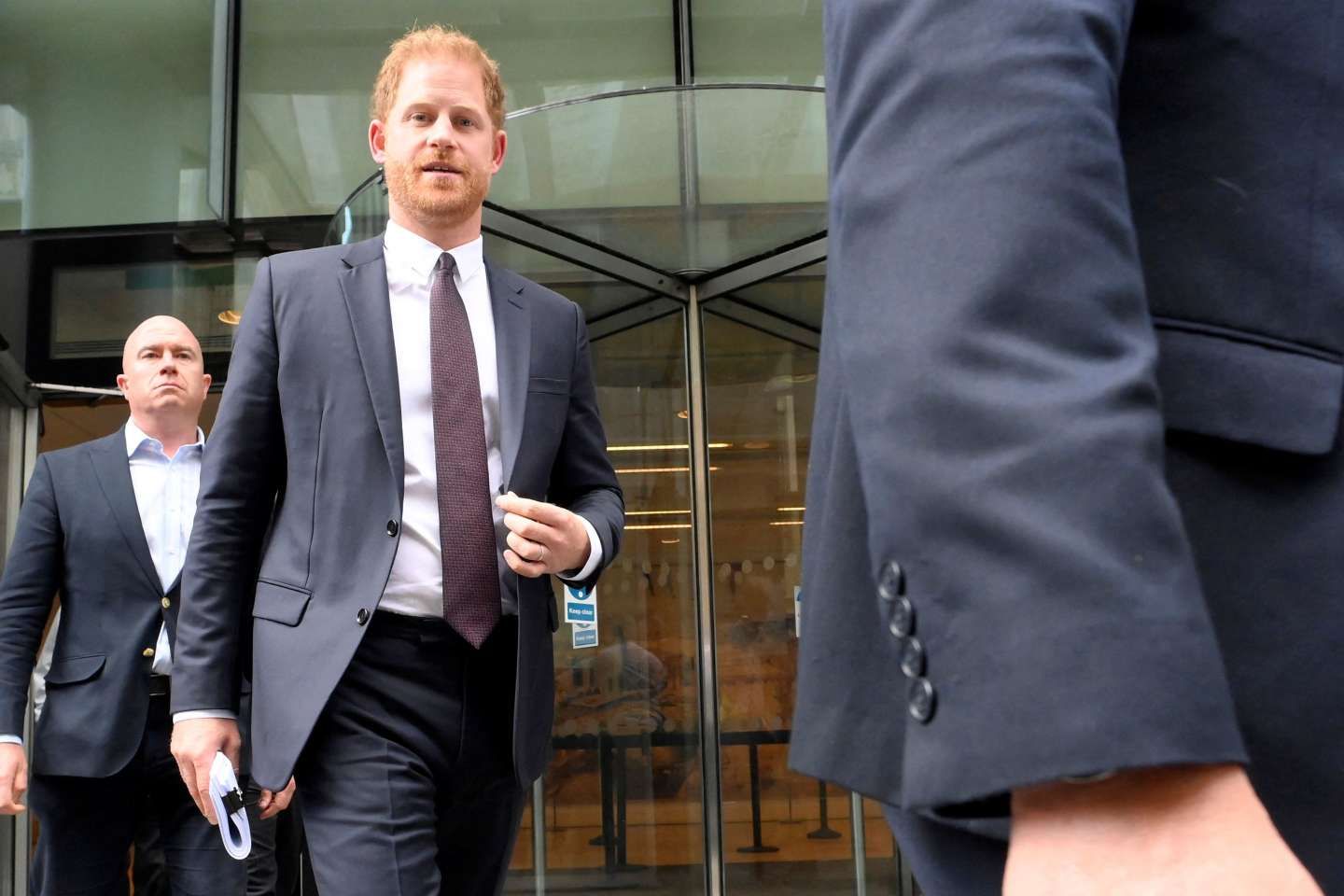 Le prince Harry fait le procès des tabloïds devant la Haute Cour de justice d’Angleterre