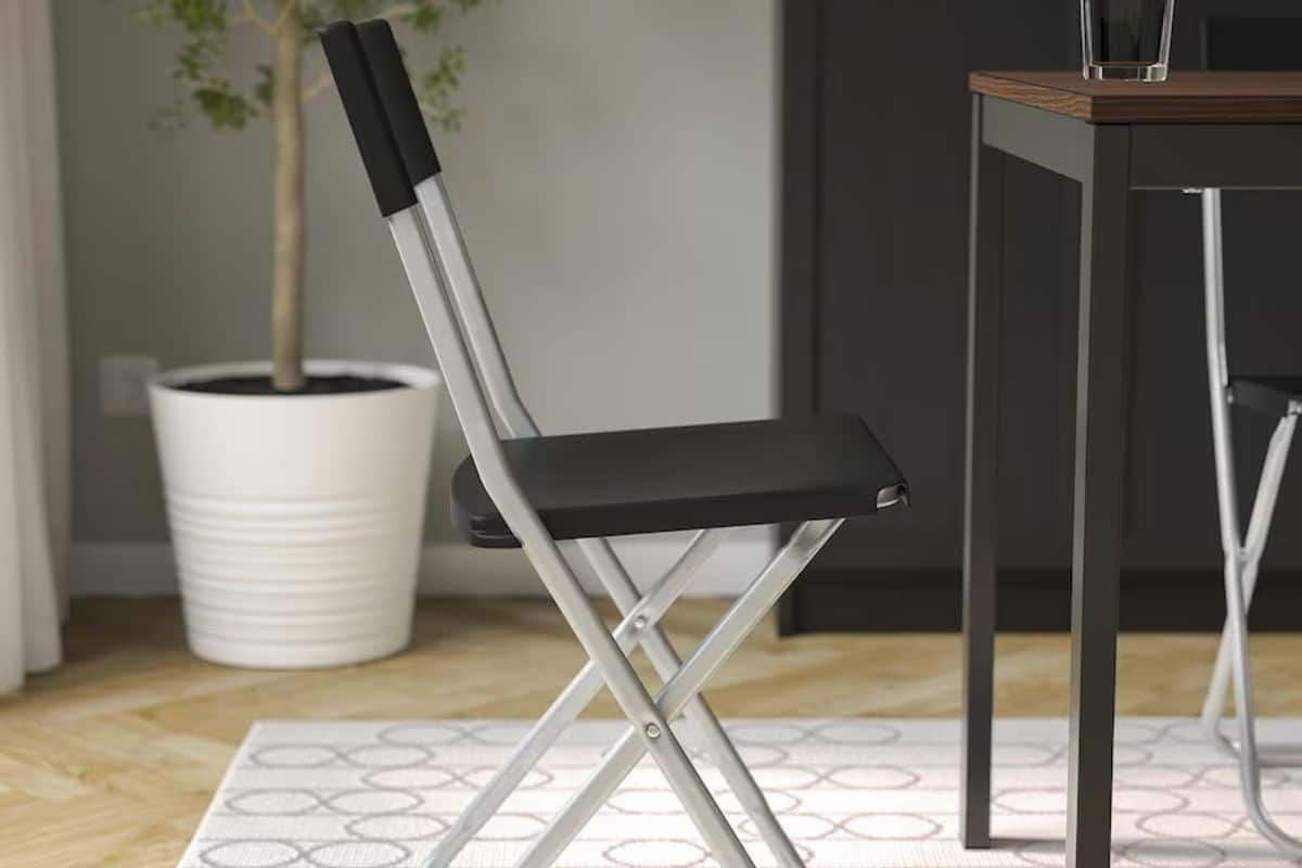 Découvrez sans attendre la gamme de chaises pliantes Ikea à prix canon : un indispensable pour les barbecues entre amis !