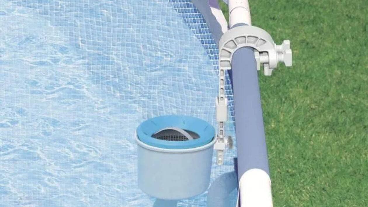 Pour moins de 20 euros, cet accessoire pour piscine de jardin nettoie la surface de l’eau tout l’été