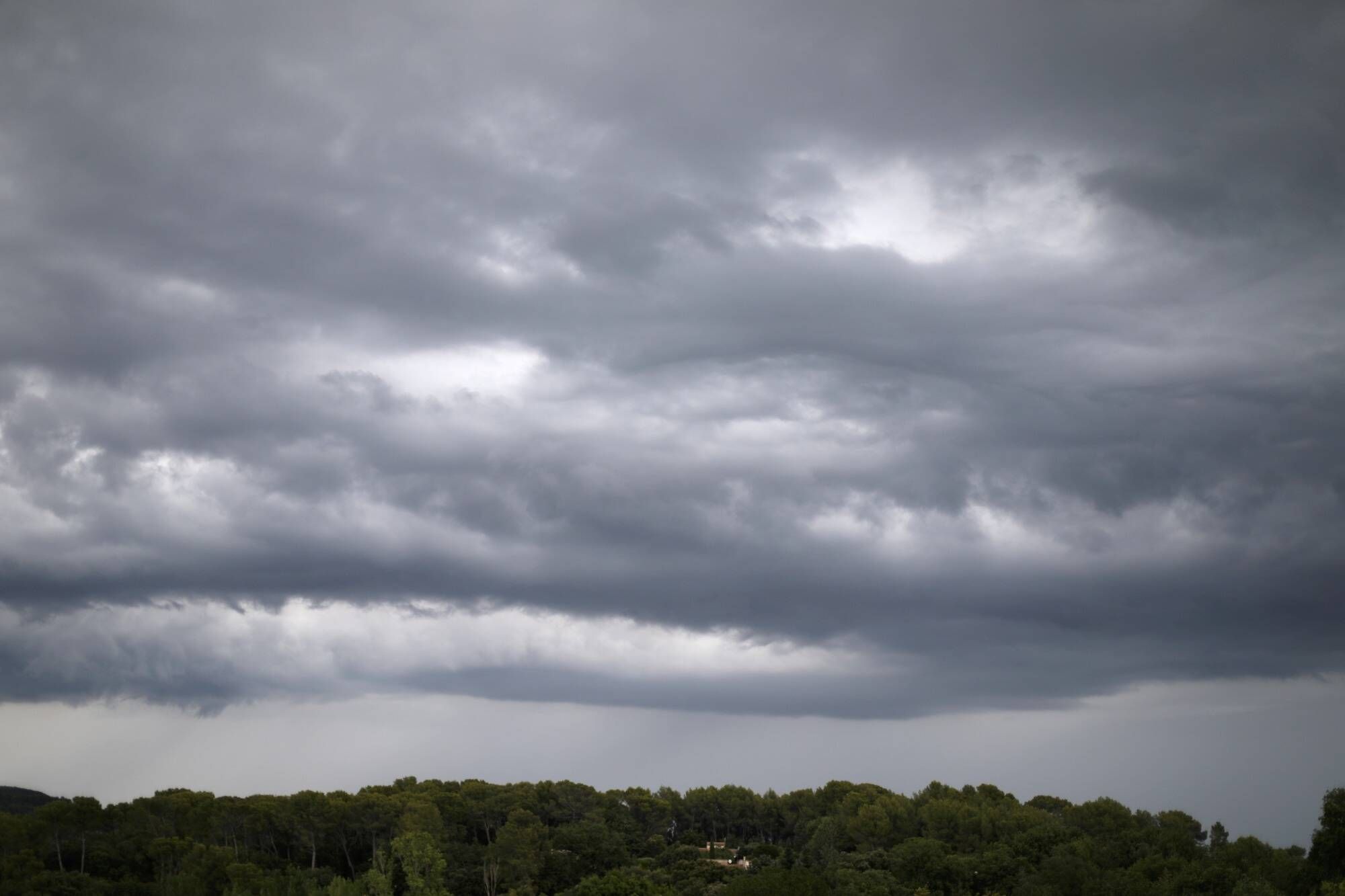 Vols annulés, vents violents, pluies... La tempête Oscar s'abat ce mardi l'Europe, quels risques pour la France?