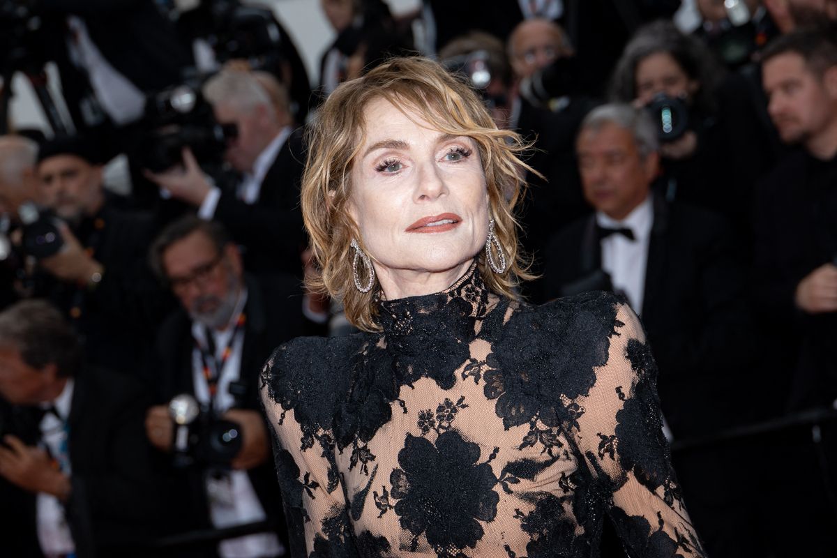 Isabelle Huppert méconnaissable : look gothique et cheveux courts, cette dernière apparition qui laisse sans voix