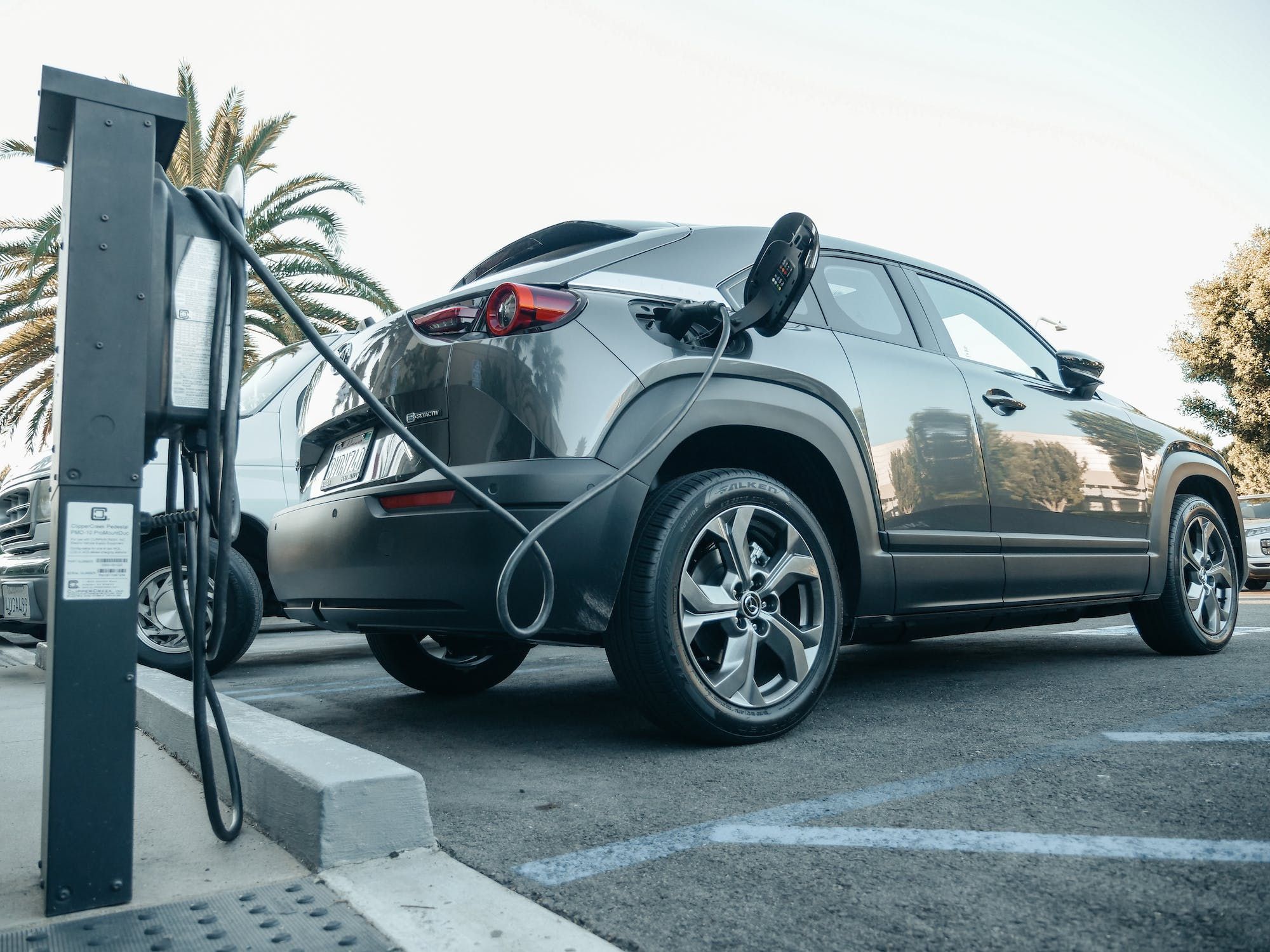 La voiture électrique à 100 euros par mois, qui en profitera ?