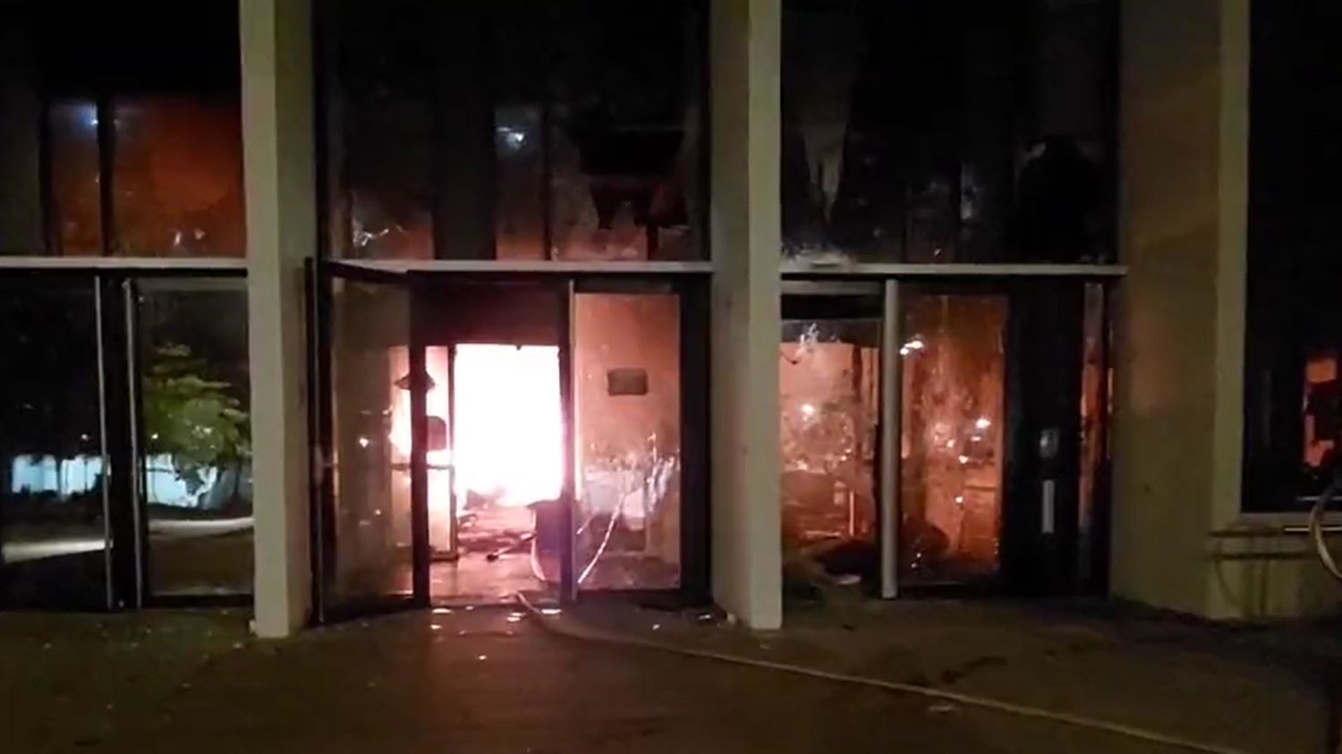 Mairie incendiée à Mons-en-Baroeul : la justice annule la mise en examen de neuf personnes pour "erreur de procédure"