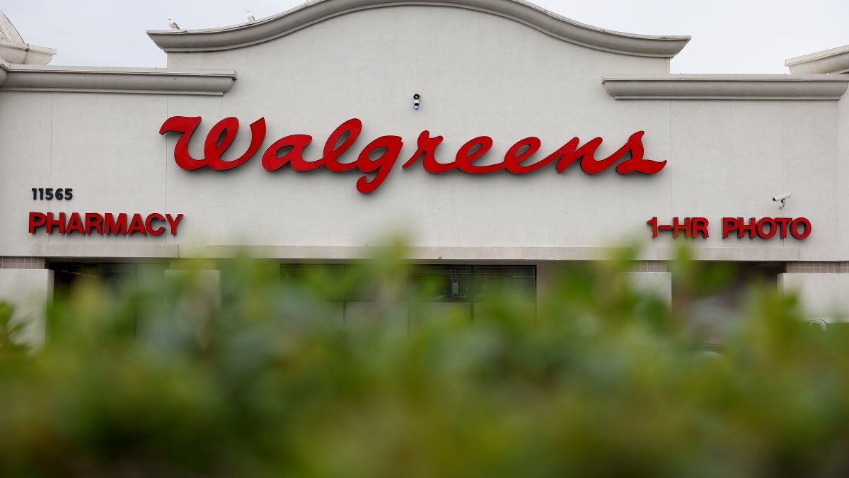 Walgreens cuts 400 jobs, closes Illinois distribution center