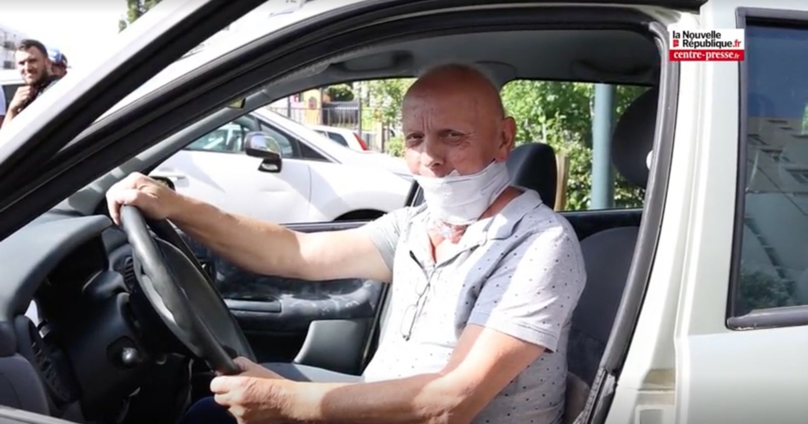 VIDÉO. À Châtellerault, ils se cotisent pour offrir une nouvelle voiture à un habitant victime des émeutes