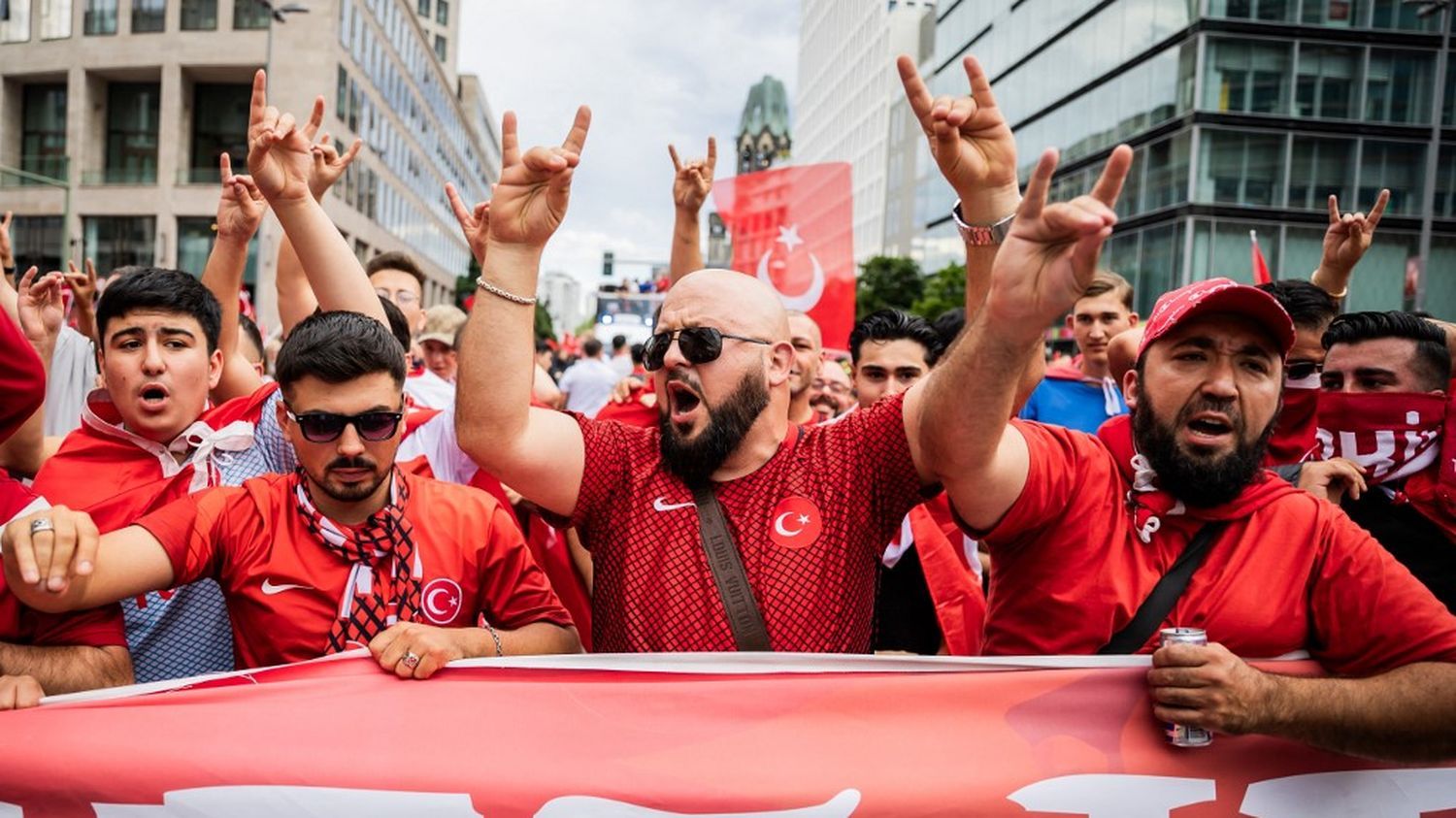 Euro 2024: la marche des fans turcs stoppée à Berlin pour gestes controversés