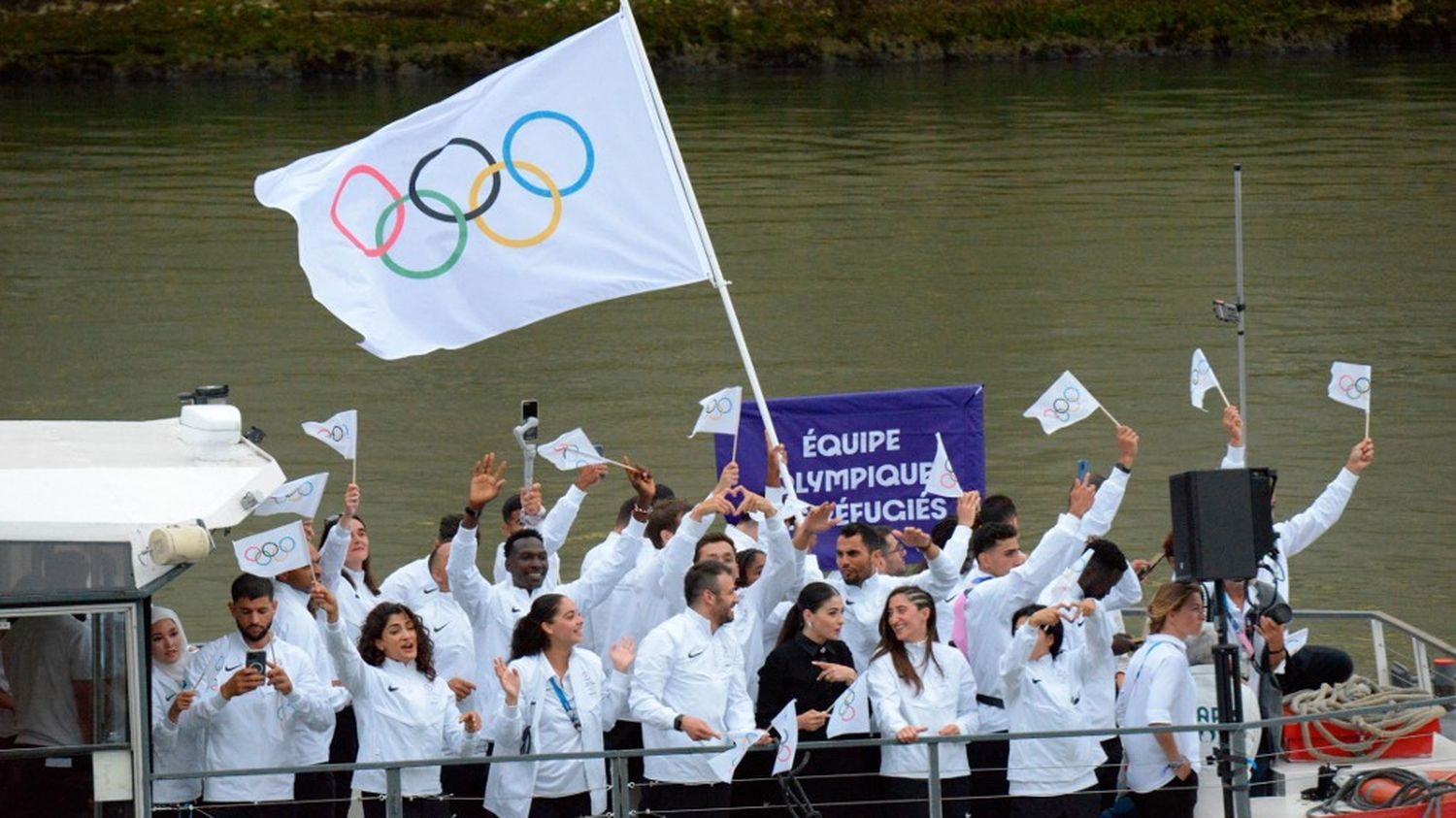 JO 2024 : "Les voir former une équipe, c'est vraiment l'esprit des Jeux olympiques", le Club France met à l'honneur l'équipe des réfugiés