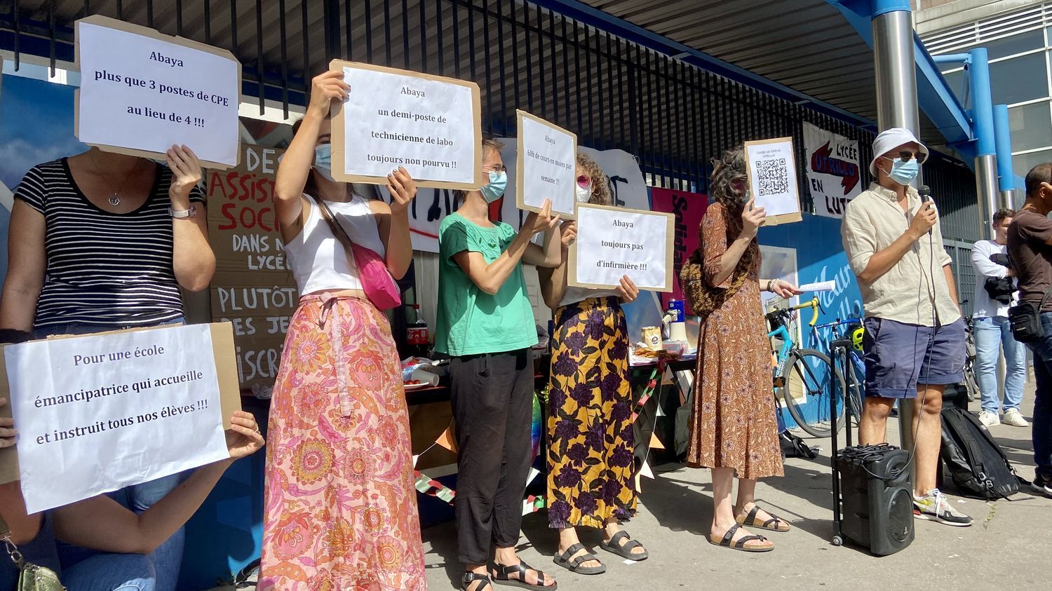 Reportage A Stains, au lycée Maurice-Utrillo, des enseignants font grève contre l'interdiction de l'abaya et le manque de moyens