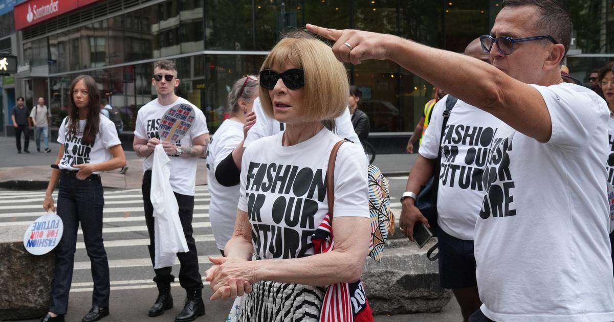 "Votez ! Votez ! Votez !" : Anna Wintour manifeste avec un mégaphone dans les rues de New York