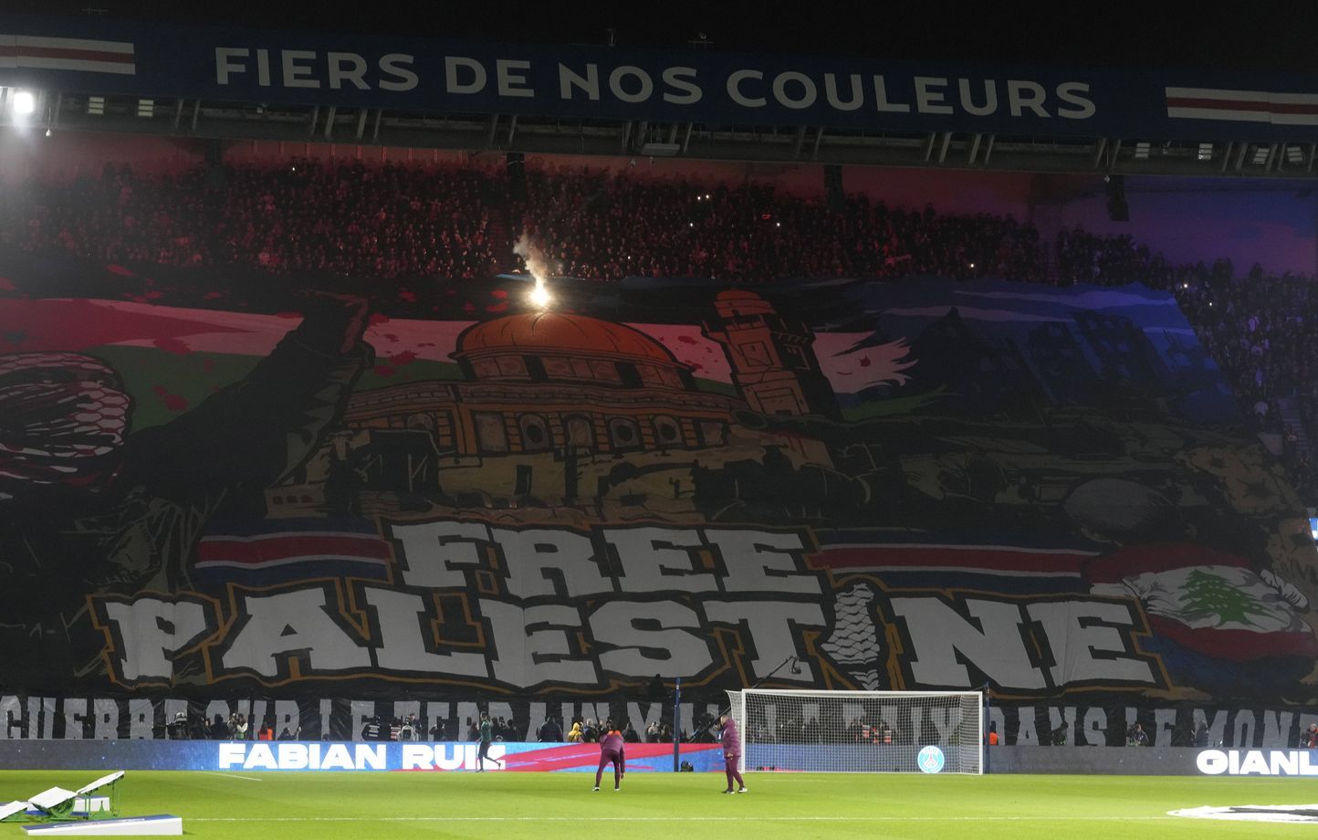 PSG - Atlético de Madrid : Un énorme tifo et des banderoles en soutien à la Palestine et au Liban au Parc des Princes