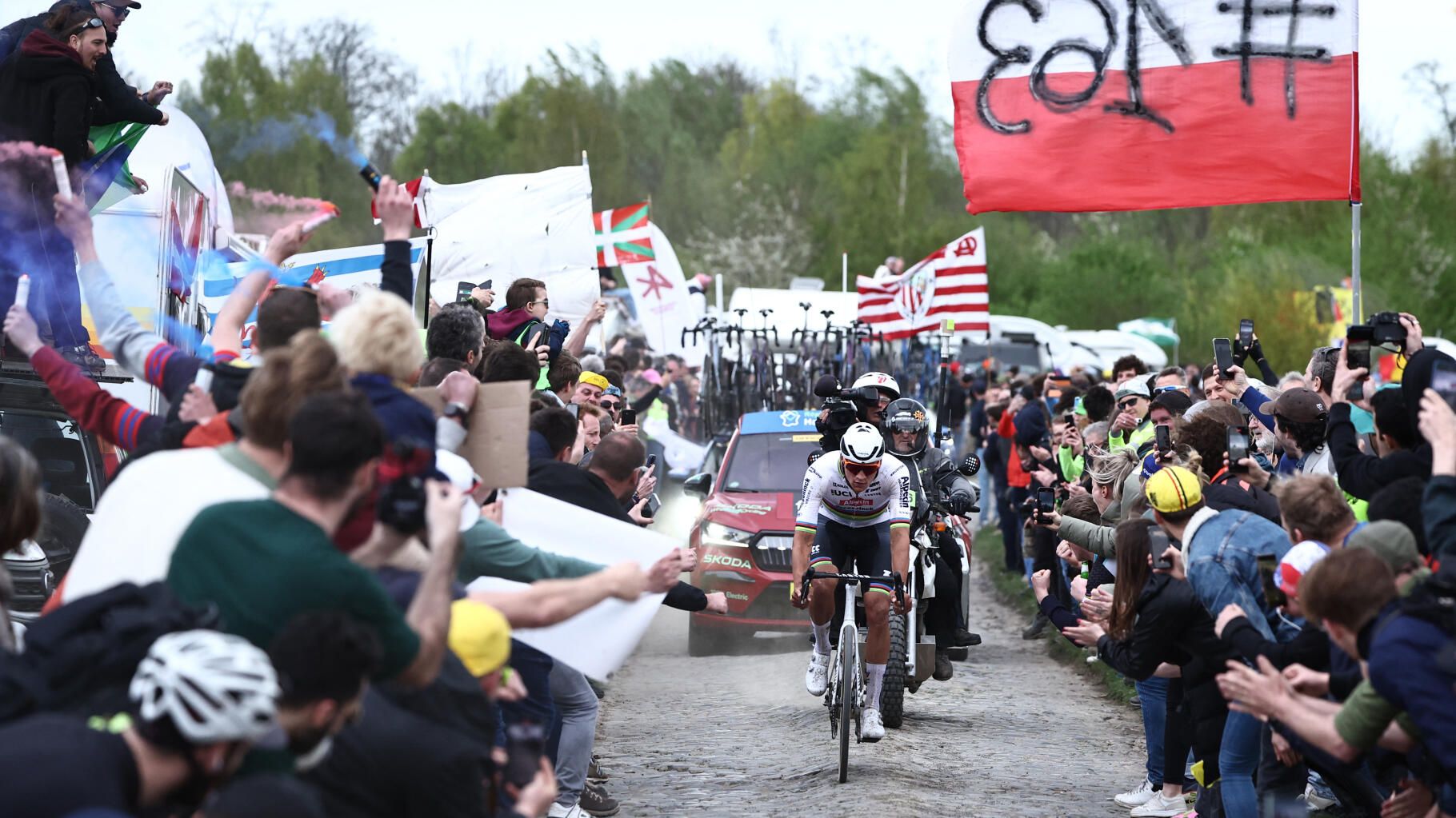 Paris-Roubaix : Mathieu Van der Poel visé par un jet de casquette en pleine course