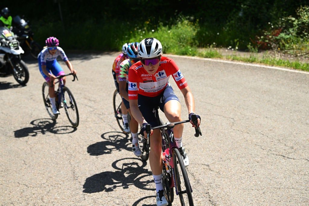 Vuelta Femenina: Controversy brewing over pee stop that saw Demi Vollering lose red jersey