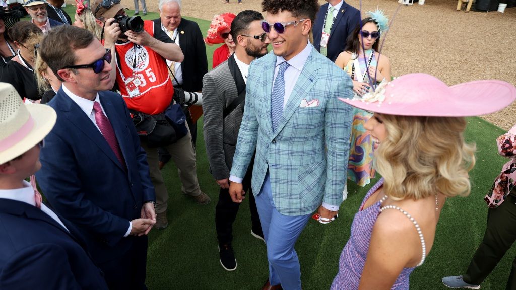 Chiefs’ Patrick Mahomes delivers ‘riders up’ call at Kentucky Derby