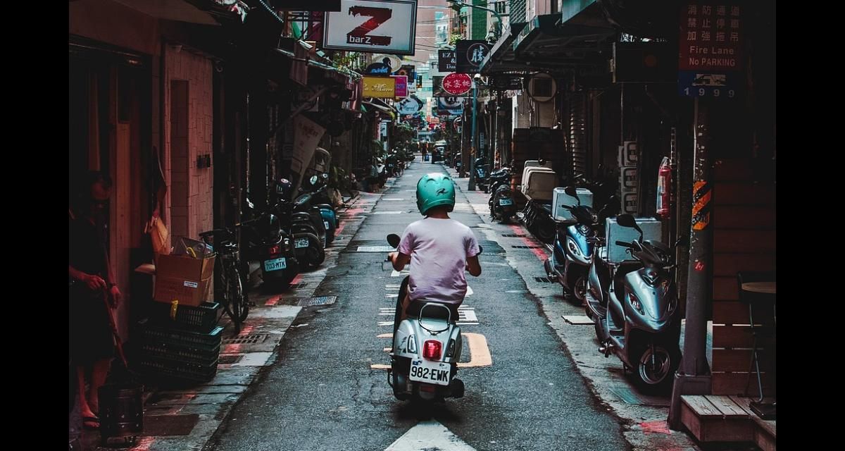 Ce scooter dévie de sa trajectoire et panique, ça aboutit à un accident improbable