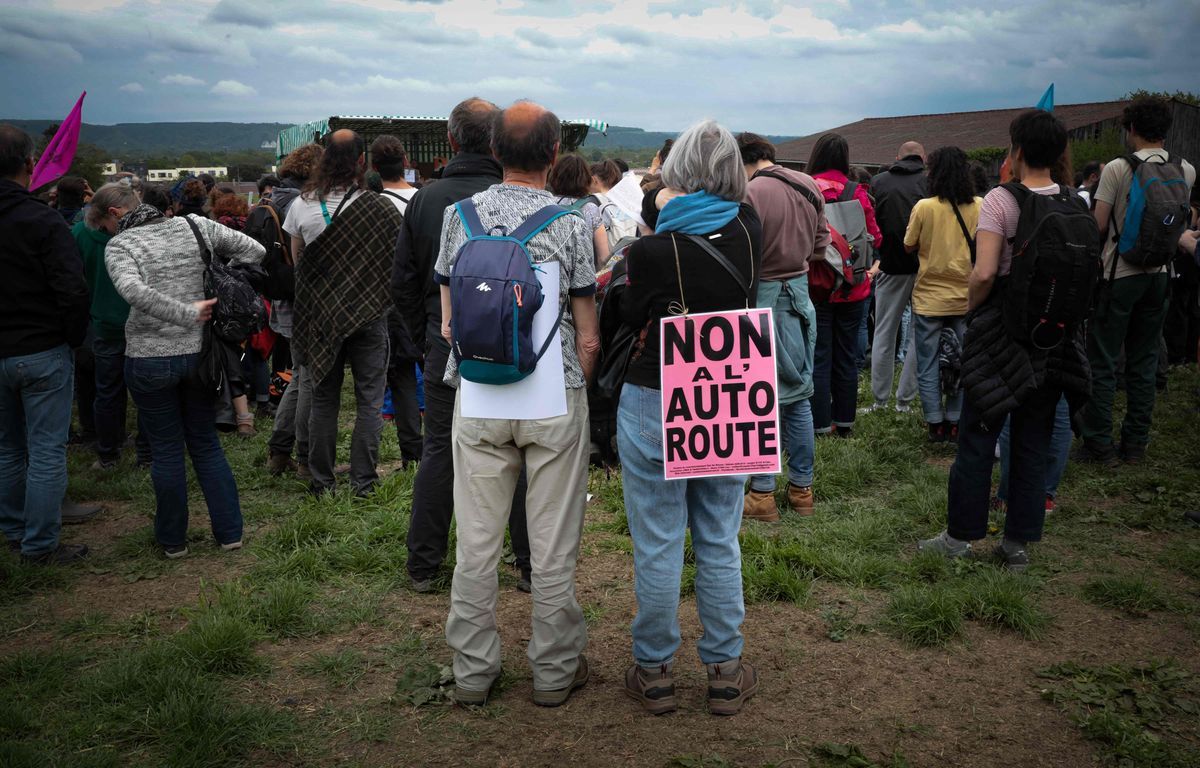 Des manifestants bloquent l'A13