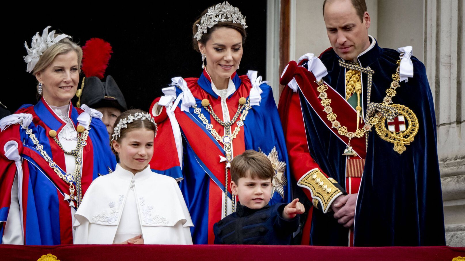 Prince Louis : Sophie, la femme du prince Edward, critique sa tenue sur le balcon, Kate et William réagissent immédiatement