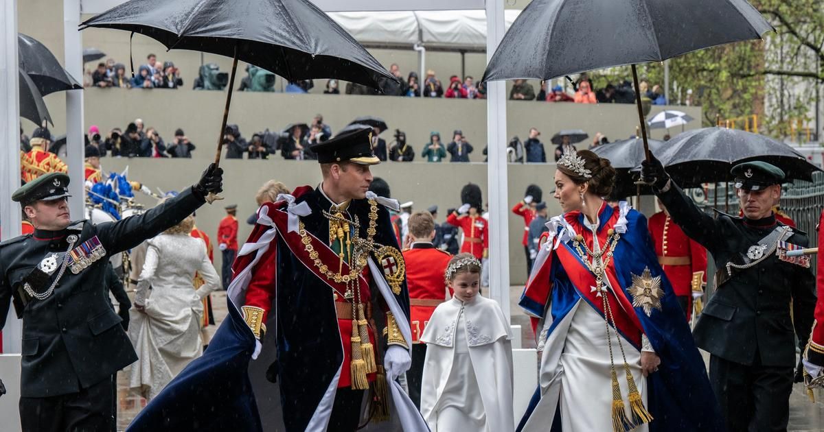 En photo, le regard amoureux et plein d'admiration du prince William à Kate Middleton pendant le couronnement